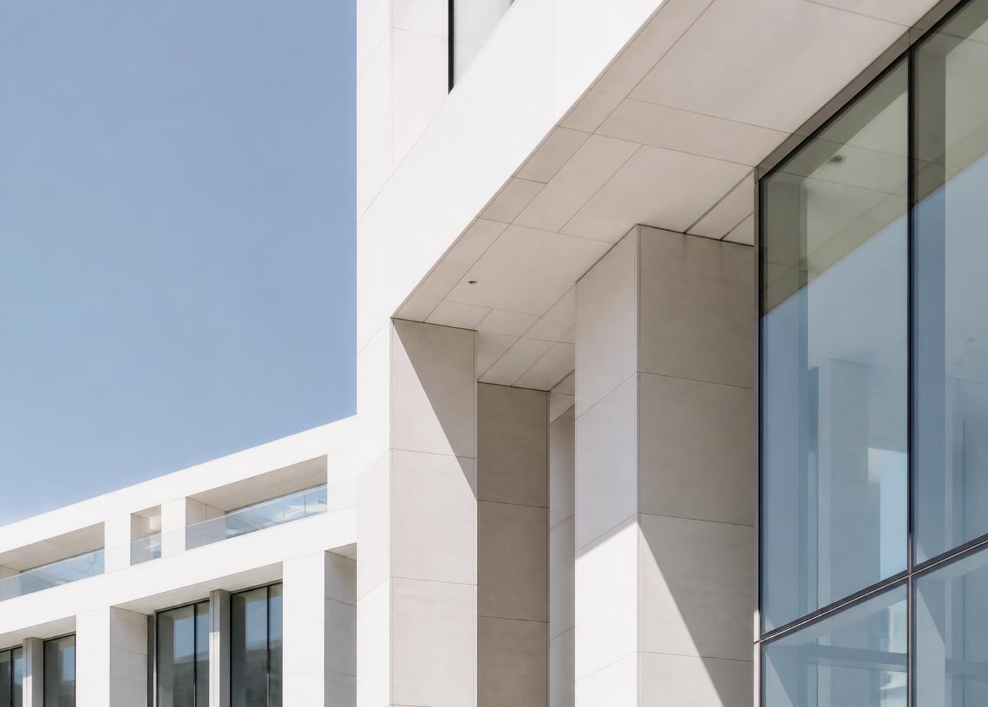 Architecture contemporaine lumineuse — la structure et la rigueur des processus LIKAD Gestion